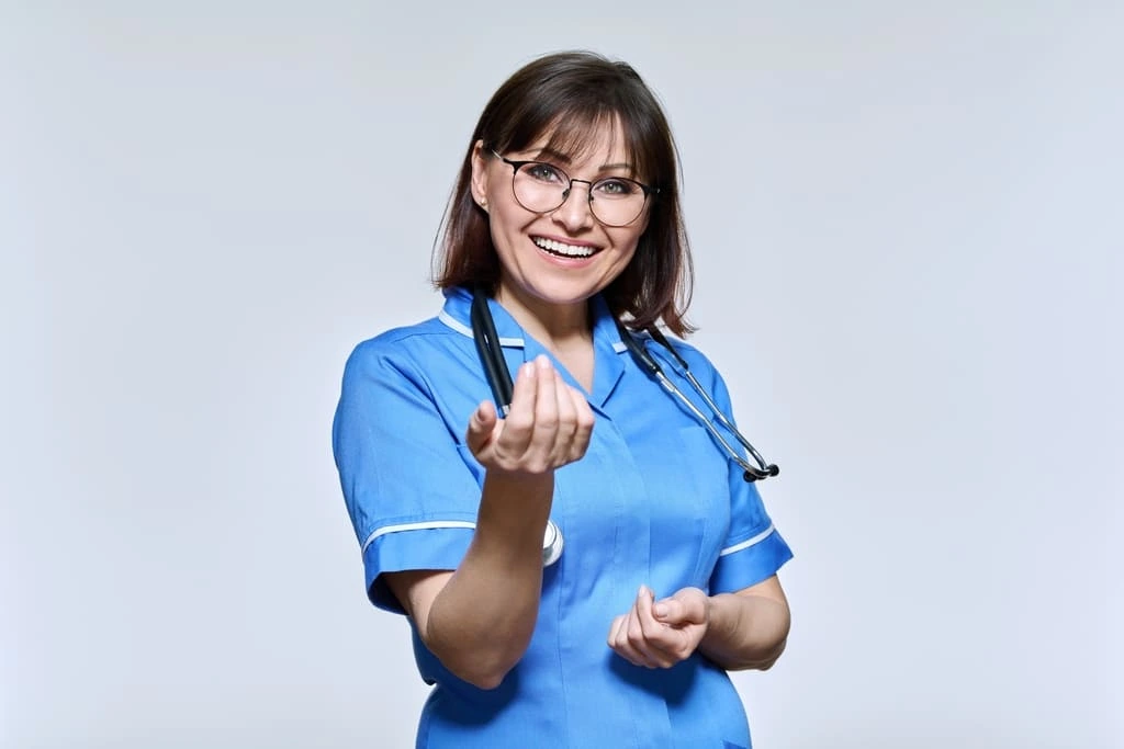 smiling nurse inviting people to be nurses